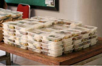 This photo shows many food containers neatly arranged on a table